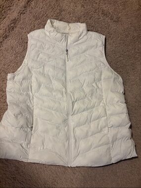 Women’s White Quilted Puffer Vest with Full Zip